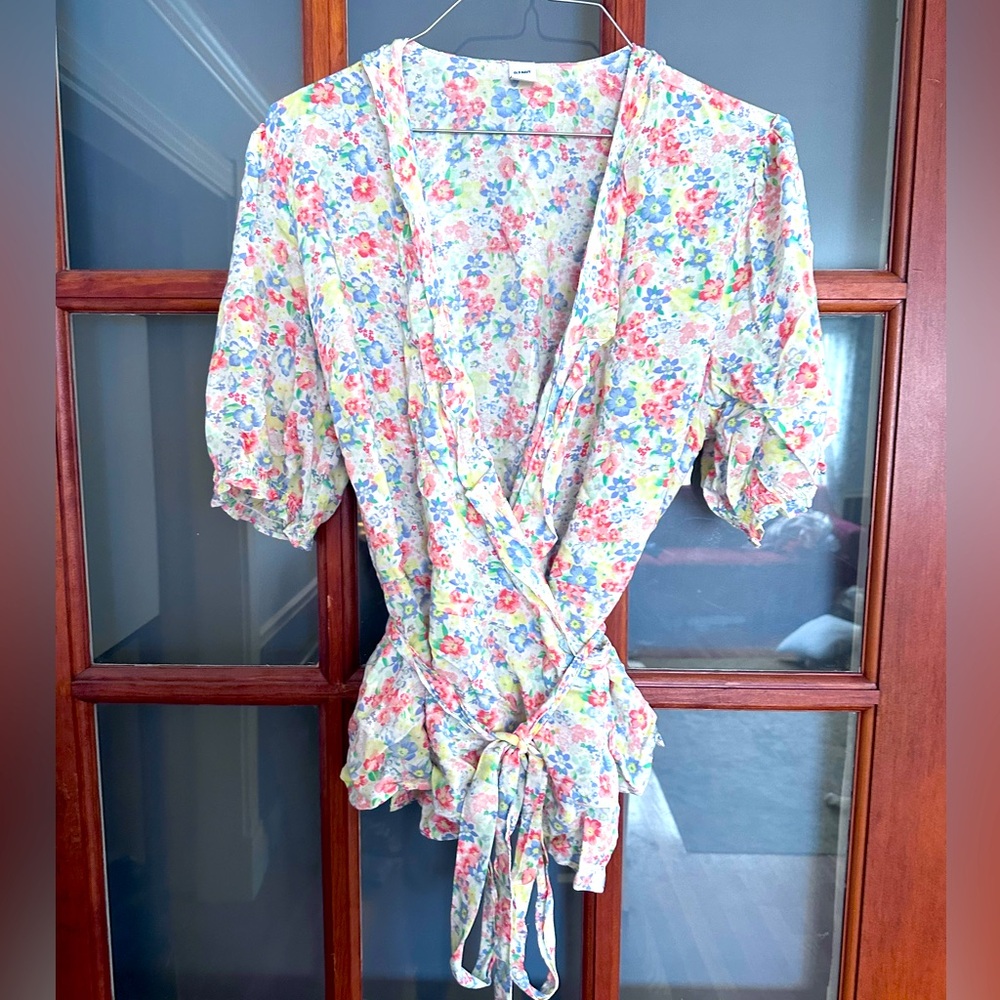 Beautiful floral Blouse. Never worn. Size Large.